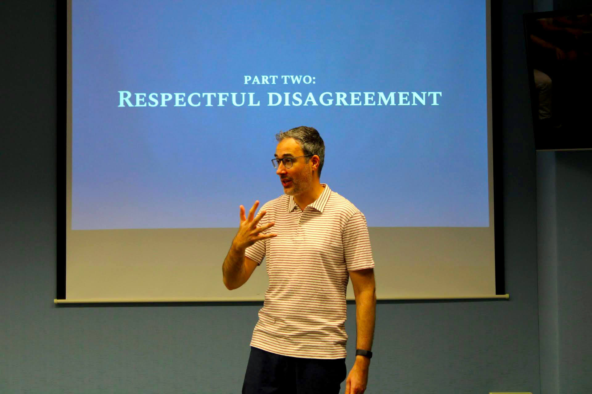 Imre Végh presenting leadership lessons from the Challenger tragedy with technical diagrams visible during a training session